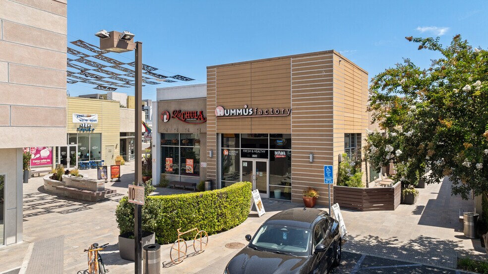 8266 Firestone Blvd, Downey, CA à louer - Photo de l’immeuble – Image 2 sur 19