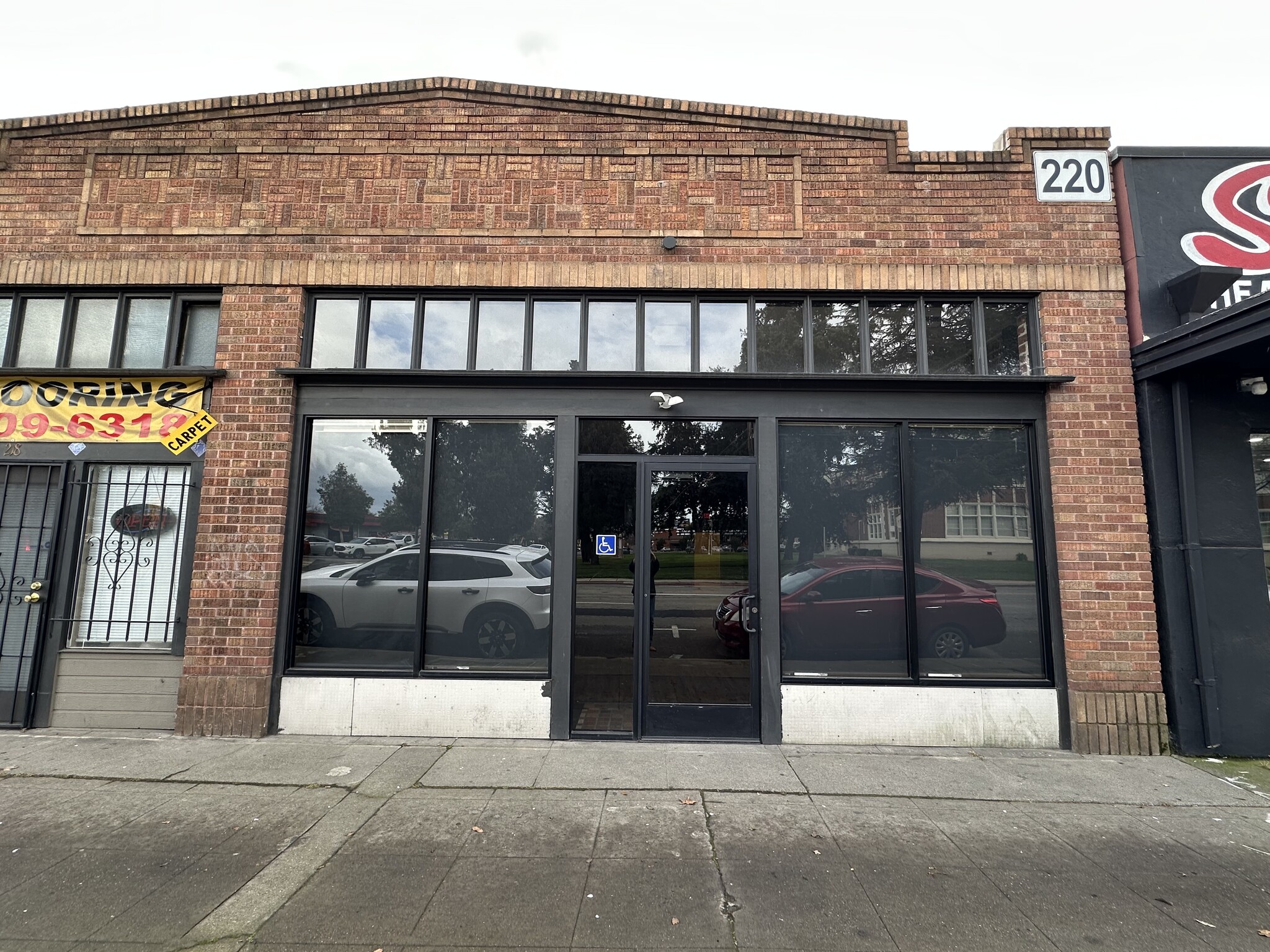 218-220 W Harding Way, Stockton, CA à louer Photo principale– Image 1 sur 7