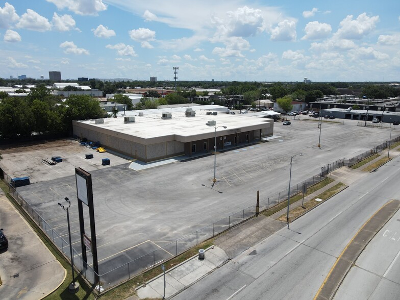 6025 Chimney Rock, Houston, TX à louer - Photo de l’immeuble – Image 1 sur 7