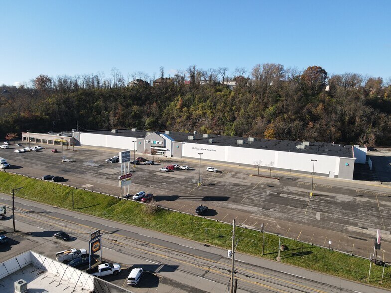 700-720 Clairton Blvd, Pittsburgh, PA à louer - Photo principale – Image 1 sur 3