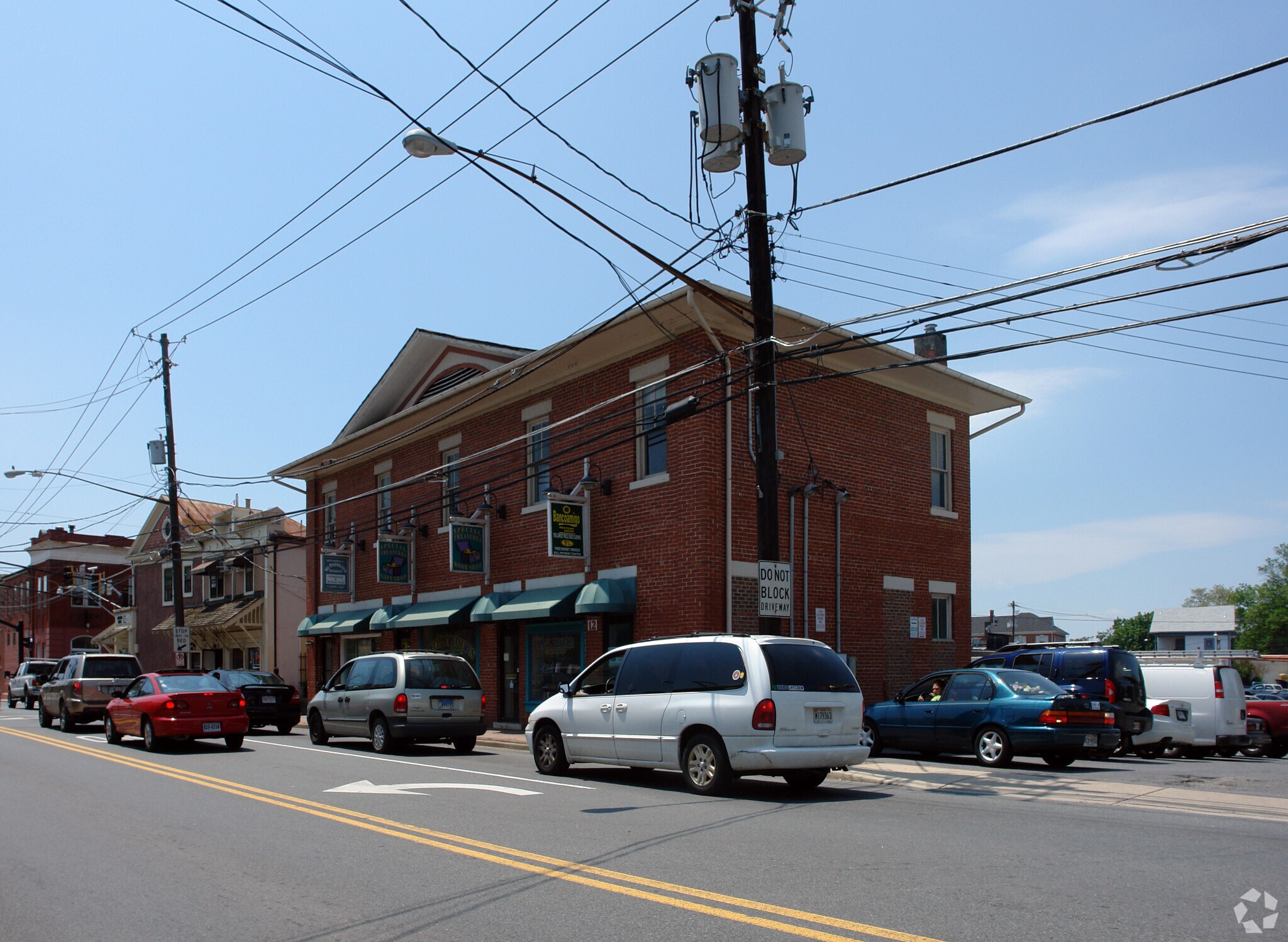 8-12 N Summit Ave, Gaithersburg, MD à louer Photo principale– Image 1 sur 5