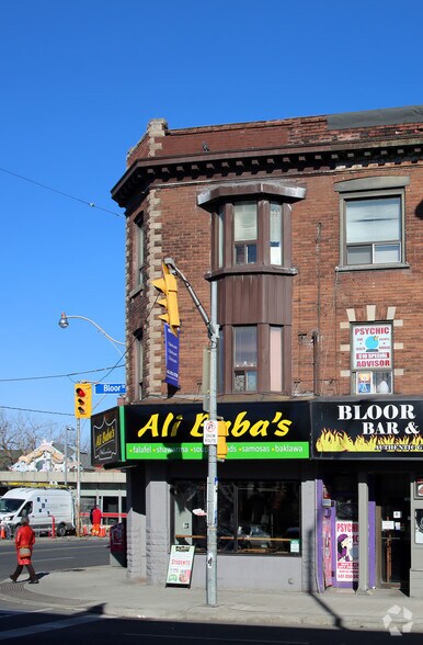 890 Bloor St, Toronto, ON à louer - Photo de l’immeuble – Image 2 sur 3