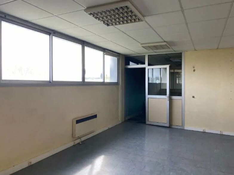 Bureau dans Caissargues à louer - Photo de l’immeuble – Image 2 sur 3