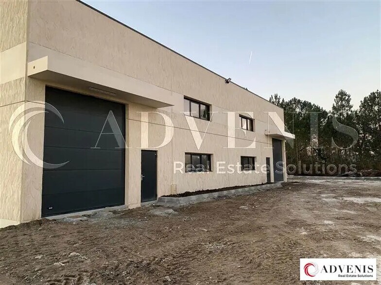 Local d’activités dans Mios à louer - Photo de l’immeuble – Image 1 sur 7