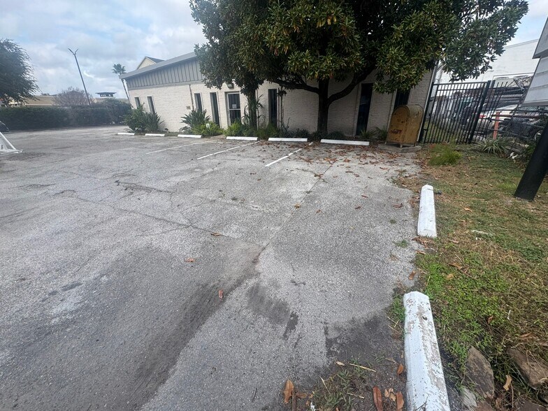 6214 Beverly Hill St, Houston, TX à louer - Photo de l’immeuble – Image 3 sur 28