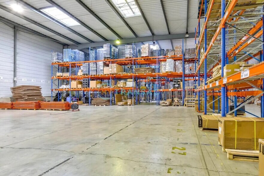 Local d’activités dans Saint-Thibault-des-Vignes à louer - Photo de l’immeuble – Image 2 sur 6