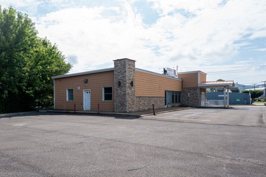 2840 Ligonier St, Latrobe, PA à vendre - Photo de l’immeuble – Image 3 sur 35