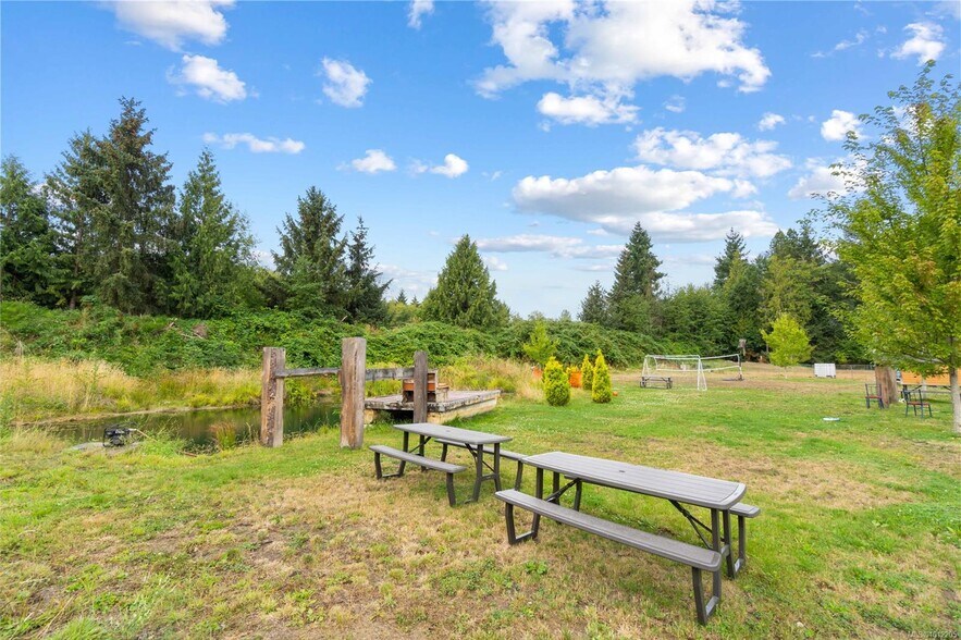 1747 Nahmint Rd, Qualicum Beach, BC à vendre - Photo de l’immeuble – Image 1 sur 17
