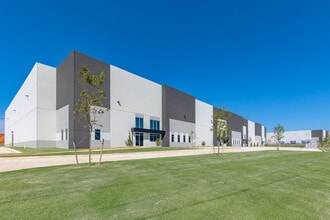 8401 N I 35 Service Rd, Oklahoma City, OK à louer Photo de l’immeuble– Image 1 sur 5