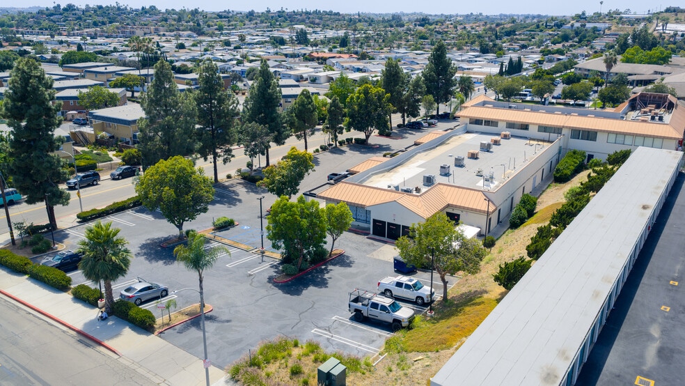 1717 E Vista Way, Vista, CA à vendre - Photo de l’immeuble – Image 2 sur 22