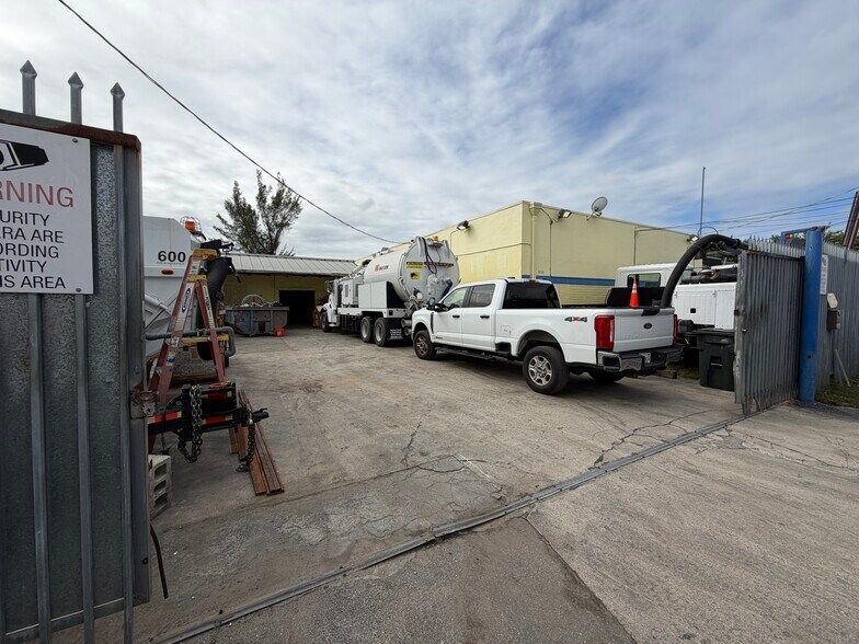 3636 NW 48th Ter, Miami, FL à louer - Photo de l’immeuble – Image 3 sur 7