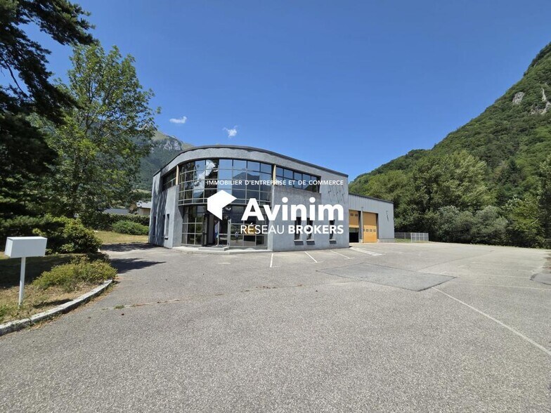 Industriel/Logistique dans Saint-Ferréol à vendre - Photo de l’immeuble – Image 2 sur 17