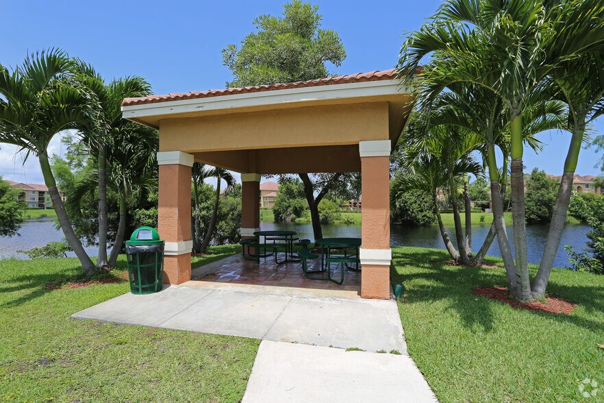 3817 NW Mediterranean Ln, Jensen Beach, FL à vendre - Photo de l’immeuble – Image 2 sur 21