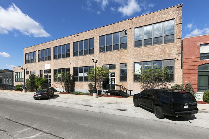 4222 N Ravenswood Ave, Chicago, IL à louer - Photo principale – Image 1 sur 19