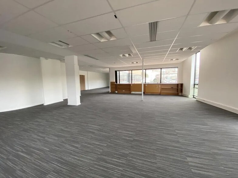Bureau dans Ivry-sur-Seine à vendre - Photo de l’immeuble – Image 1 sur 16