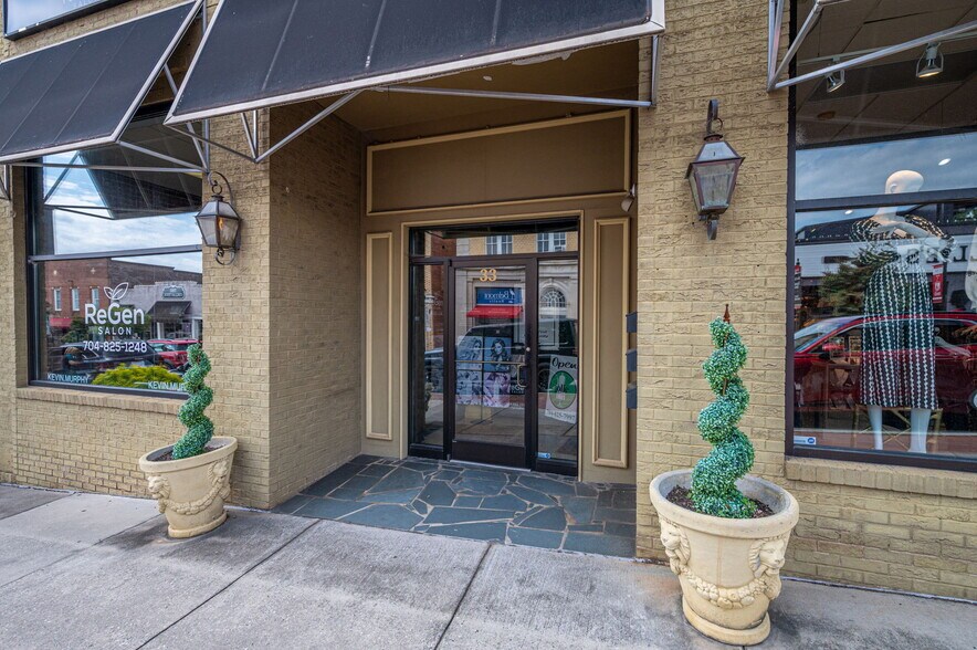 33 N Main St, Belmont, NC à vendre - Photo de l’immeuble – Image 3 sur 14