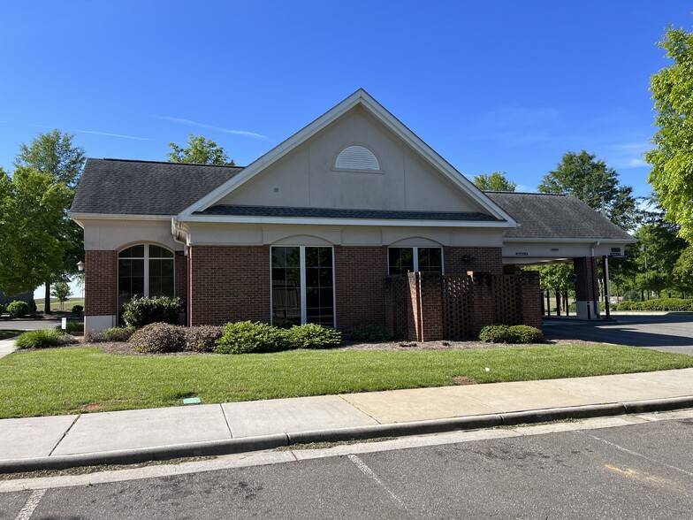 136 Twin Oaks Rd, Dobson, NC à louer - Photo de l’immeuble – Image 2 sur 19