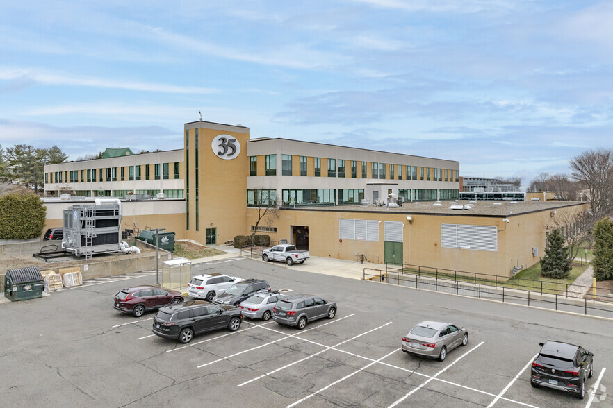 35 Nutmeg Dr, Trumbull, CT à louer - Photo de l’immeuble – Image 1 sur 17