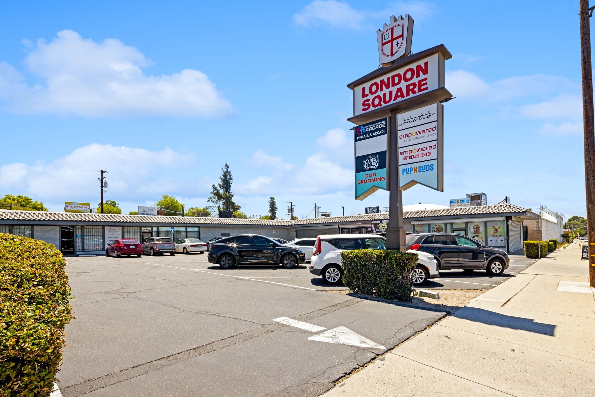 2339-2433 N Sierra Way, San Bernardino, CA à louer Photo de l’immeuble– Image 1 sur 23