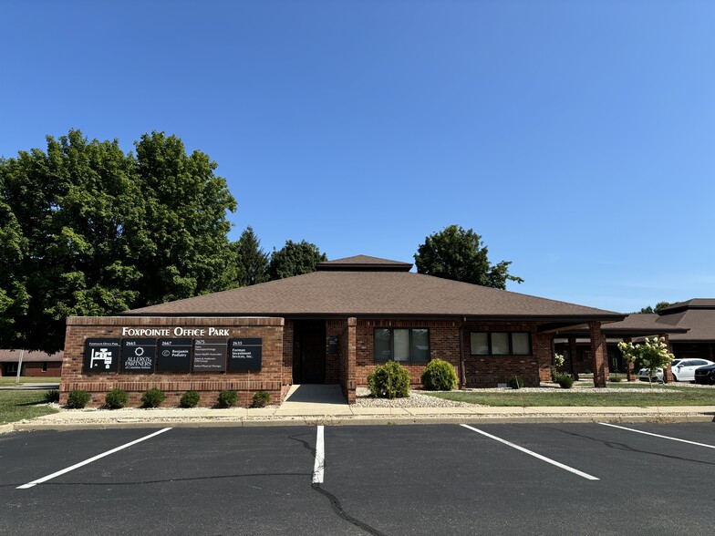 2665 Fox Pointe Dr, Columbus, IN à louer - Photo de l’immeuble – Image 1 sur 19