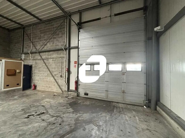 Local d’activités dans Grigny à louer - Photo de l’immeuble – Image 3 sur 9