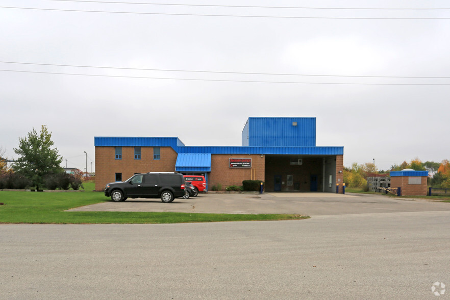 2249 Bowman St, Innisfil, ON à louer - Photo de l’immeuble – Image 2 sur 2