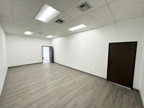 2700 S Main St, Santa Ana, CA à louer Photo intérieure– Image 2 sur 2