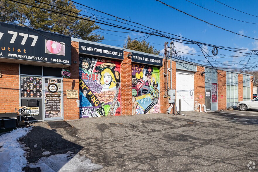 101 DuPont St, Plainview, NY à vendre - Photo de l’immeuble – Image 2 sur 5