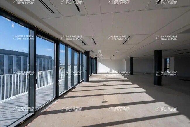 Plus de détails pour 7 Rue Stephenson, Montigny-le-Bretonneux - Bureau à louer