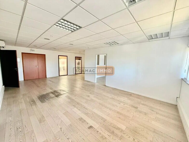 Bureau dans Fréjus à louer - Photo de l’immeuble – Image 1 sur 12