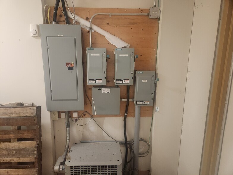 7003 Steeles Ave W, Toronto, ON à vendre - Photo de l’immeuble – Image 3 sur 10