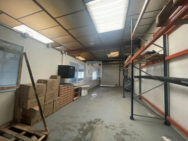 Plus de détails pour Local d'activités à louer