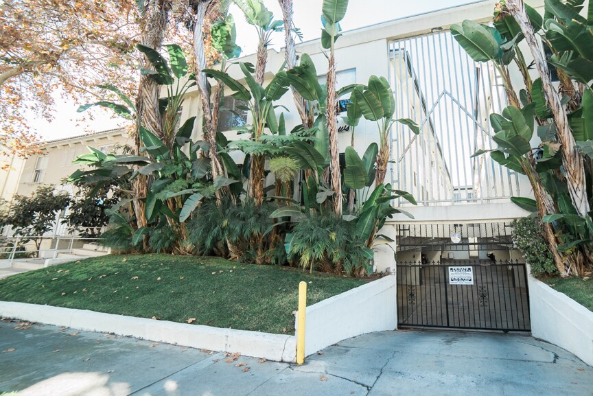 127 S St Andrews Pl, Los Angeles, CA à vendre - Photo de l’immeuble – Image 3 sur 13