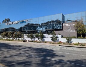 3701 Birch St, Newport Beach, CA à louer Photo de l’immeuble– Image 2 sur 10