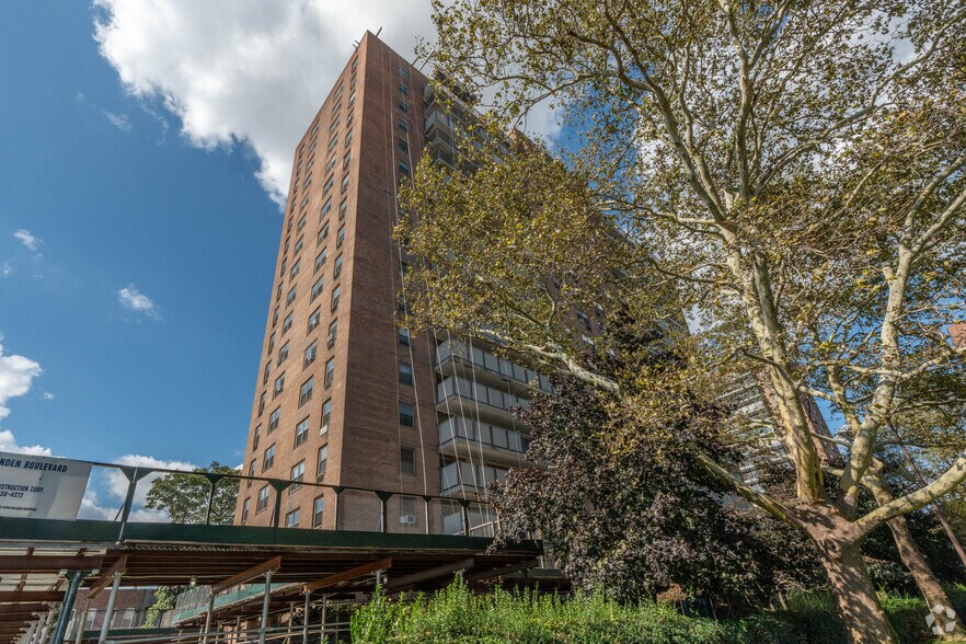 1381 Linden Blvd, Brooklyn, NY à louer - Photo de l’immeuble – Image 3 sur 6
