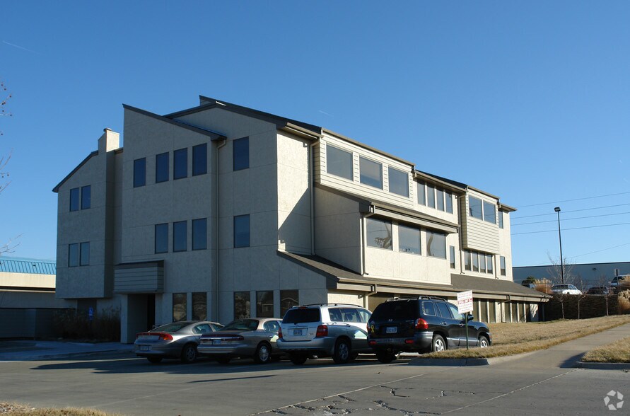 2231 SW Wanamaker Rd, Topeka, KS à louer - Photo principale – Image 2 sur 6