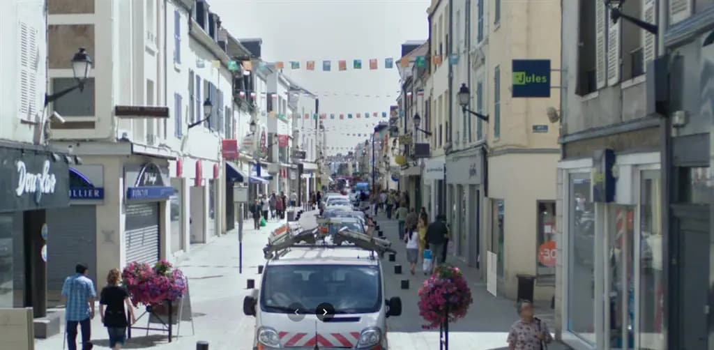 Local commercial dans Montargis à louer Photo de l’immeuble– Image 1 sur 3