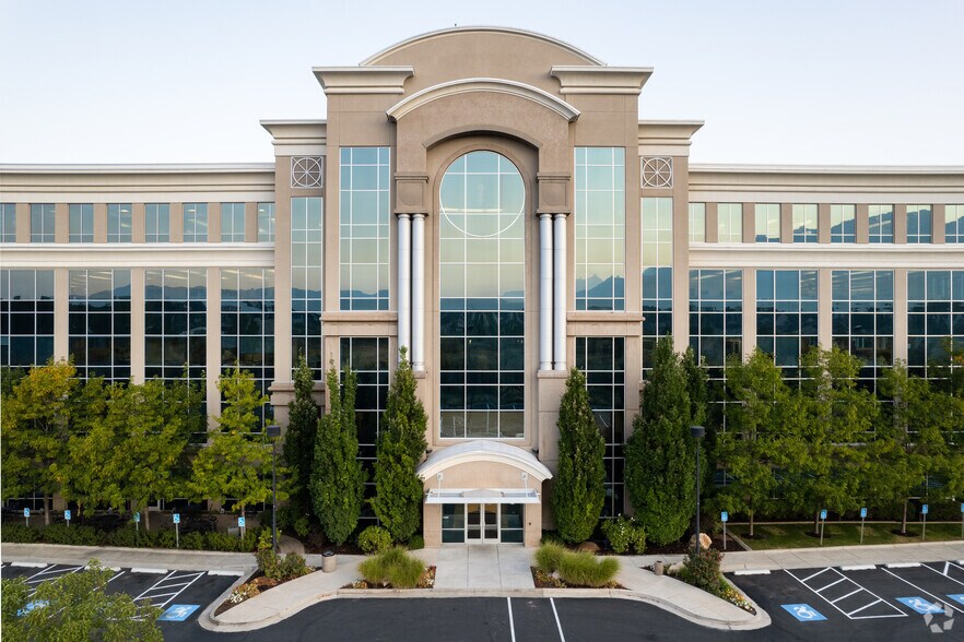 10855 S River Front Pky, South Jordan, UT à louer - Photo de l’immeuble – Image 3 sur 4