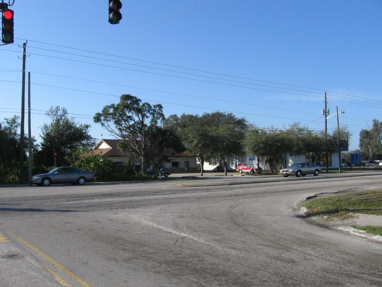 1490 NE Palm Bay Rd, Palm Bay, FL à louer - Photo de l’immeuble – Image 3 sur 7