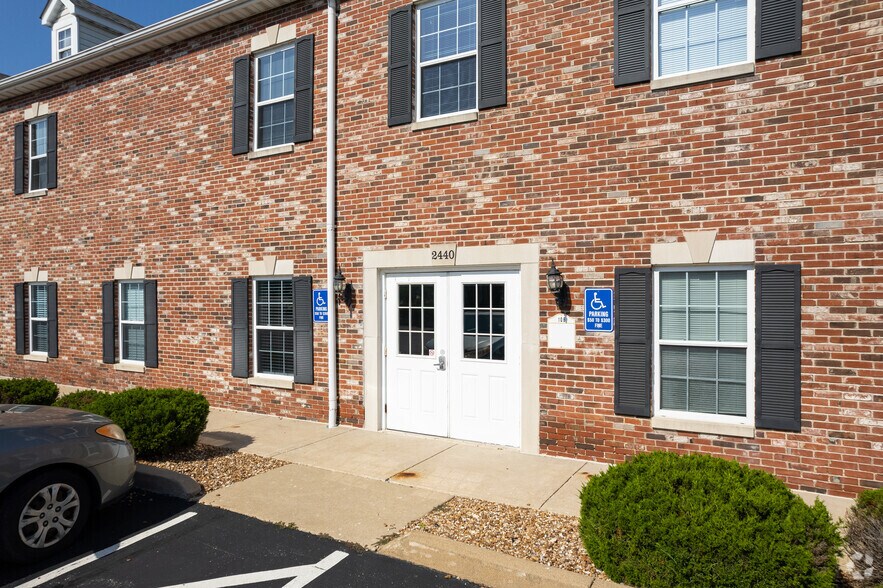 2440 Executive Dr, Saint Charles, MO à louer - Photo de l’immeuble – Image 3 sur 4