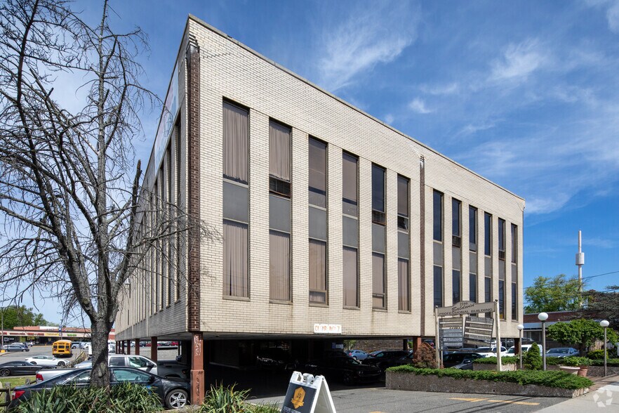 2280 Grand Ave, Baldwin, NY à louer - Photo de l’immeuble – Image 1 sur 9