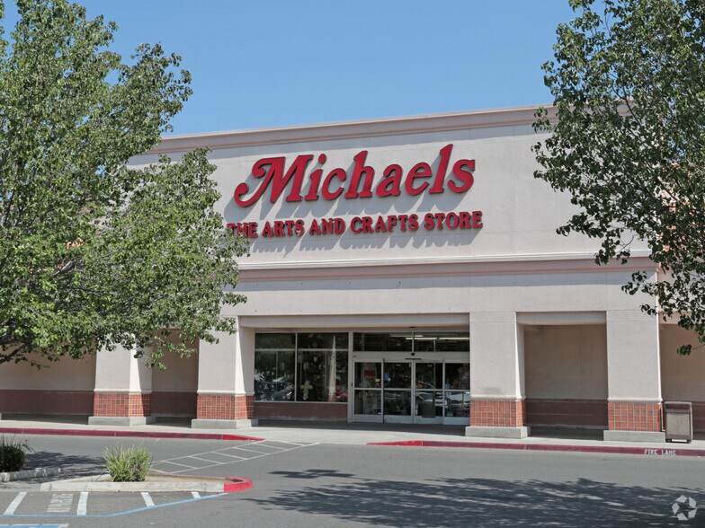323 W Shaw Ave, Clovis, CA à louer - Photo de l’immeuble – Image 3 sur 13