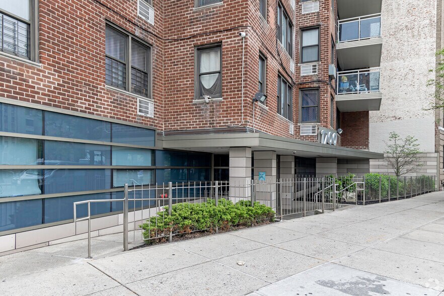 1700 Grand Concourse, Bronx, NY à louer - Photo de l’immeuble – Image 3 sur 10
