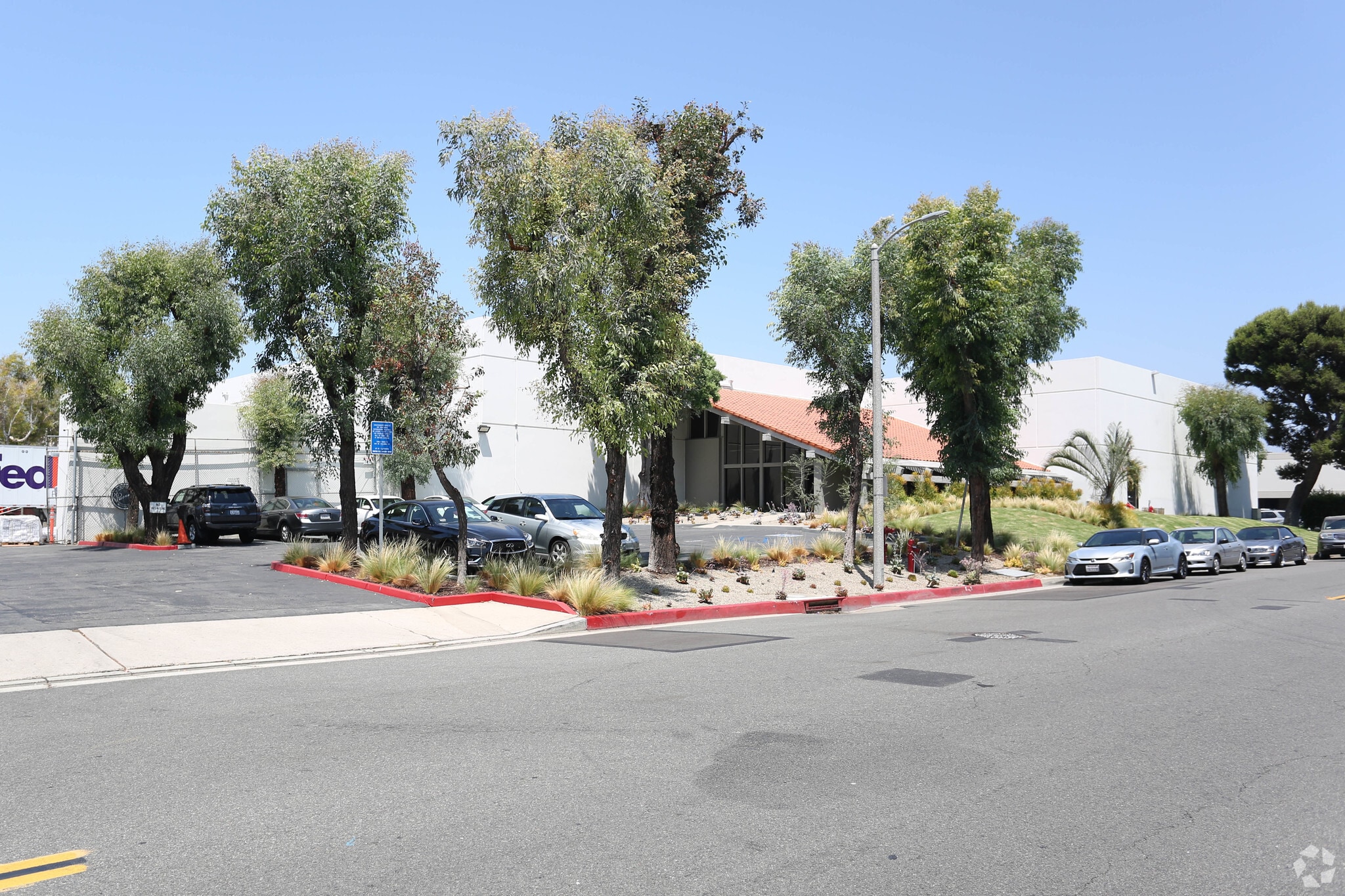 15541 Mosher Ave, Tustin, CA à louer Photo principale– Image 1 sur 5