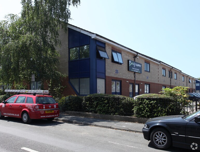Boundary Rd, Woking à louer - Photo de l’immeuble – Image 3 sur 9