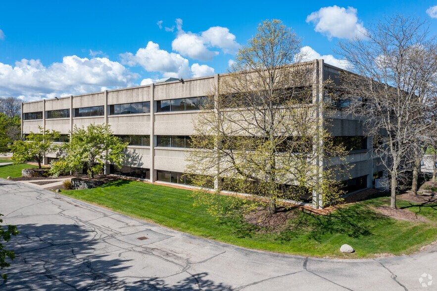 125 N Executive Dr, Brookfield, WI à louer - Photo de l’immeuble – Image 2 sur 5