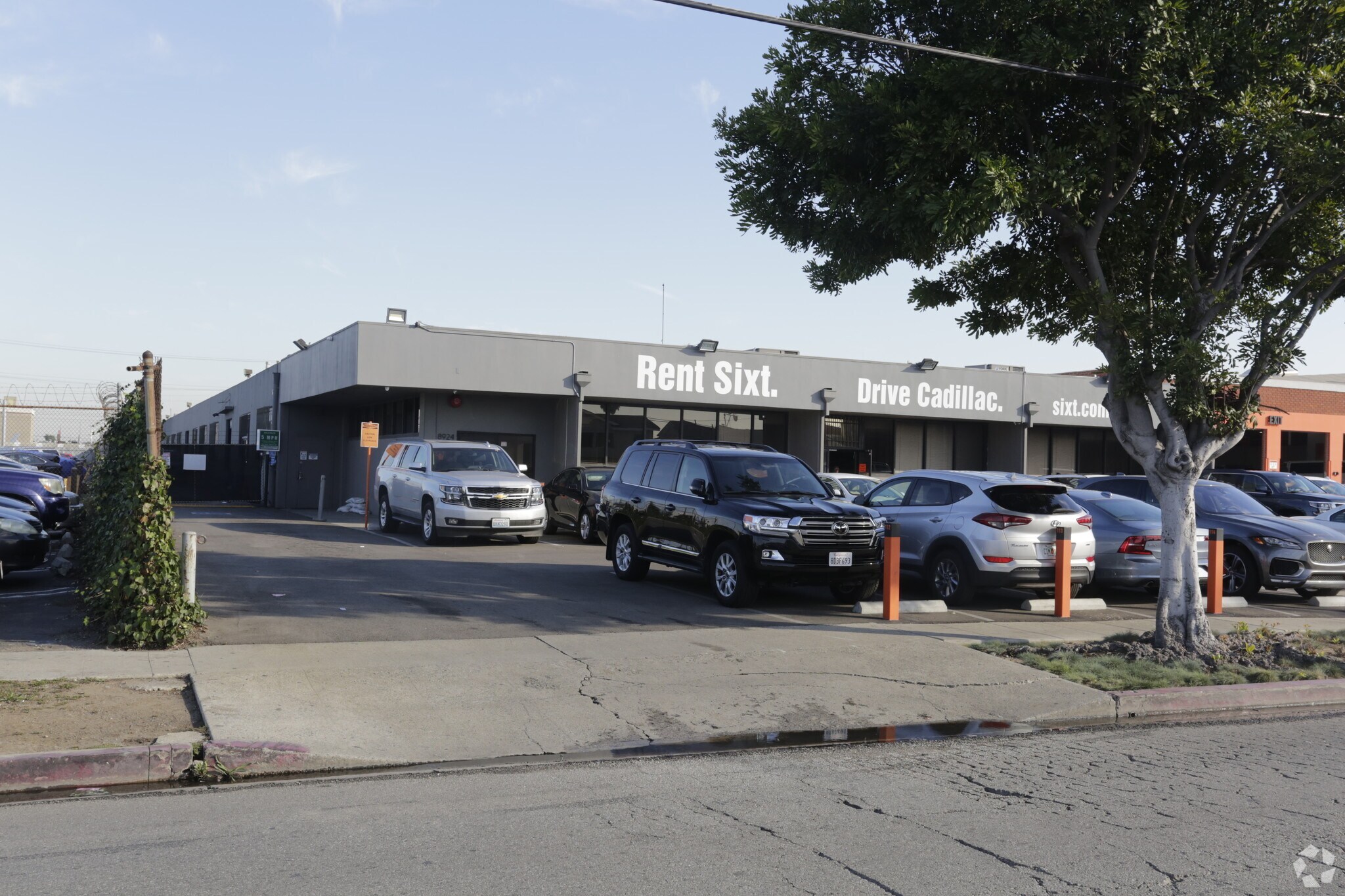 8924 Bellanca Ave, Los Angeles, CA à louer Photo principale– Image 1 sur 6