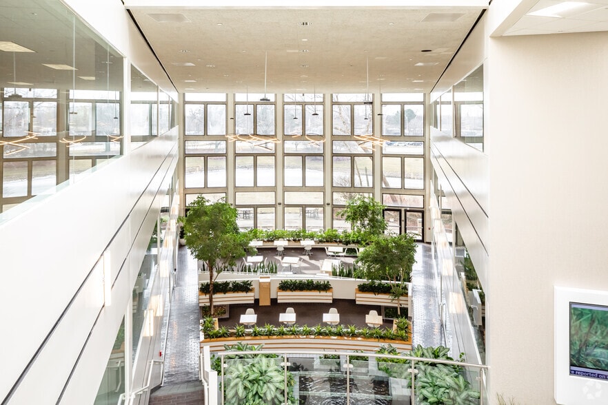 387 Shuman Blvd, Naperville, IL à louer - Hall d’entrée – Image 3 sur 60