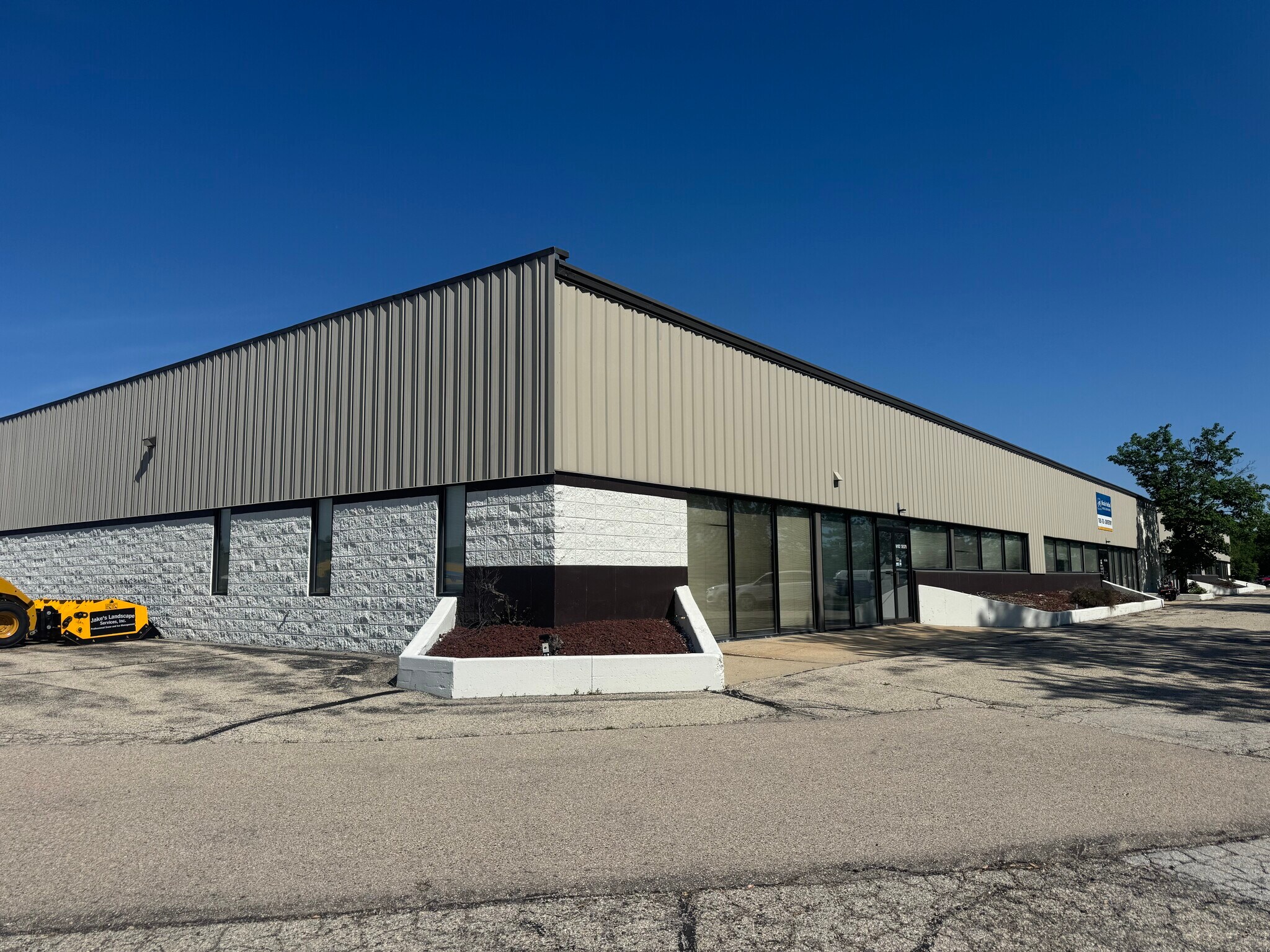 W182S8335 Racine Ave, Muskego, WI à louer Photo de l’immeuble– Image 1 sur 3