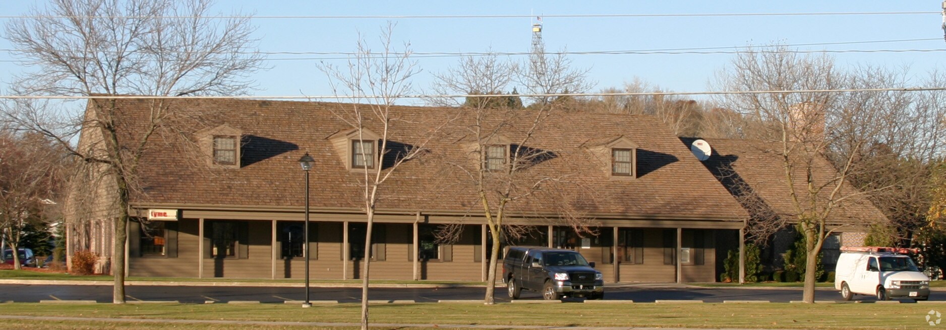 300 E Washington St, Slinger, WI à vendre Photo de l’immeuble– Image 1 sur 4